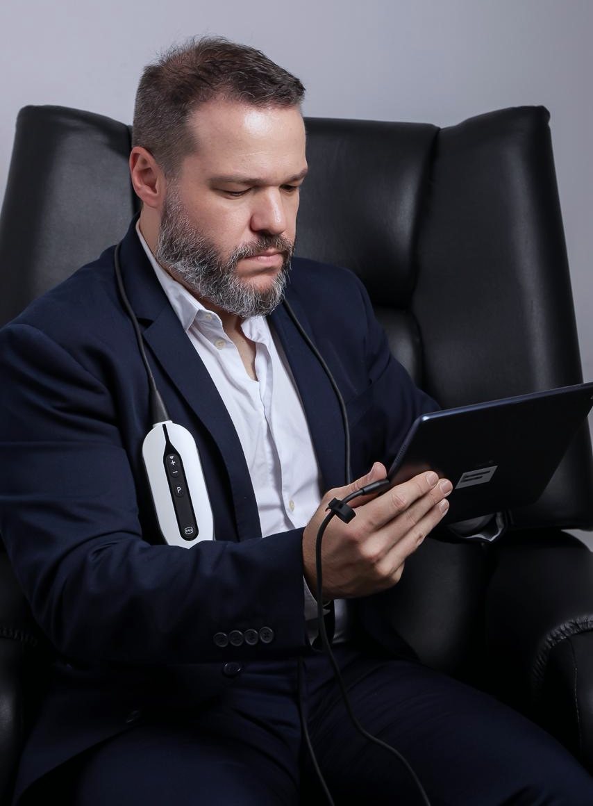Dr. Ricardo Lazarotto consultando um exame no tablet